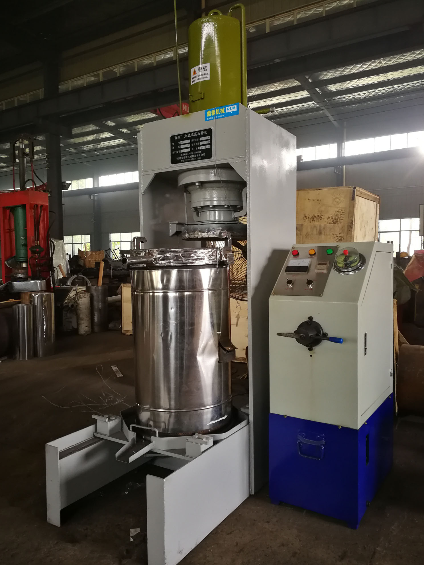 不銹鋼超高壓立式液壓壓榨機(jī)，果汁壓榨機(jī)，果渣壓榨機(jī)，藥材壓榨，油渣處理，白土壓榨